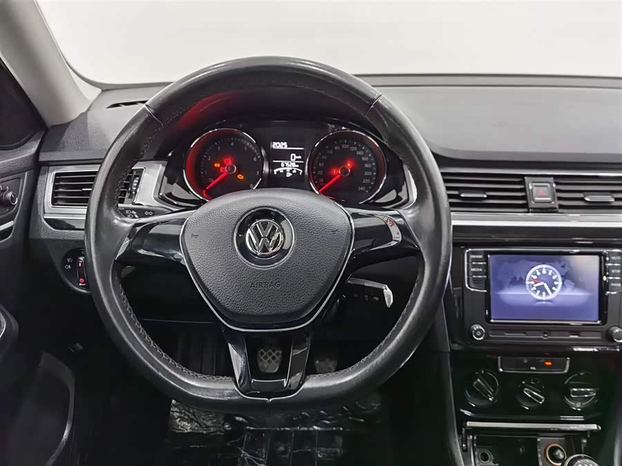 Volkswagen Bora 2017 car image #12