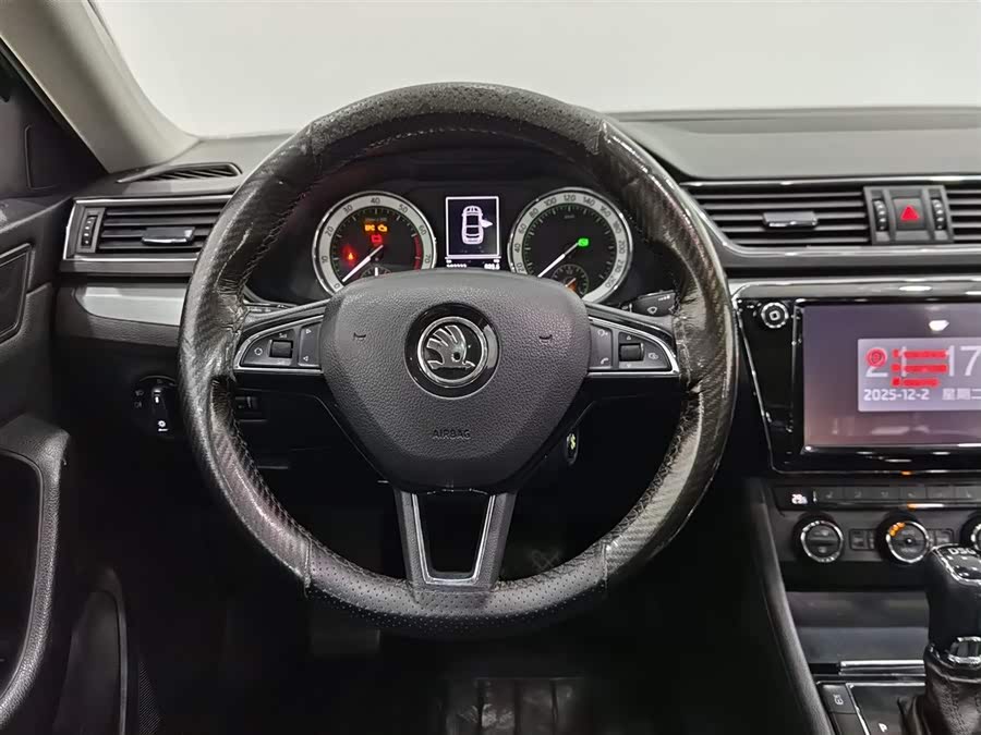 Skoda Superb 2018 car image #12