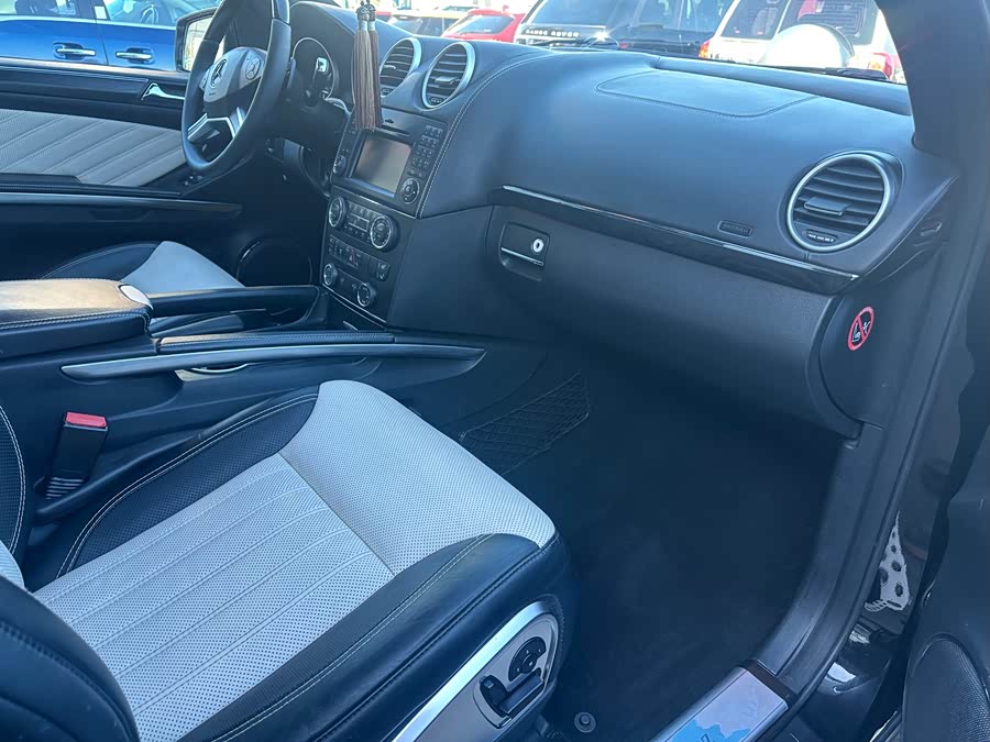 Mercedes-Benz GL Class 2012 car image #12