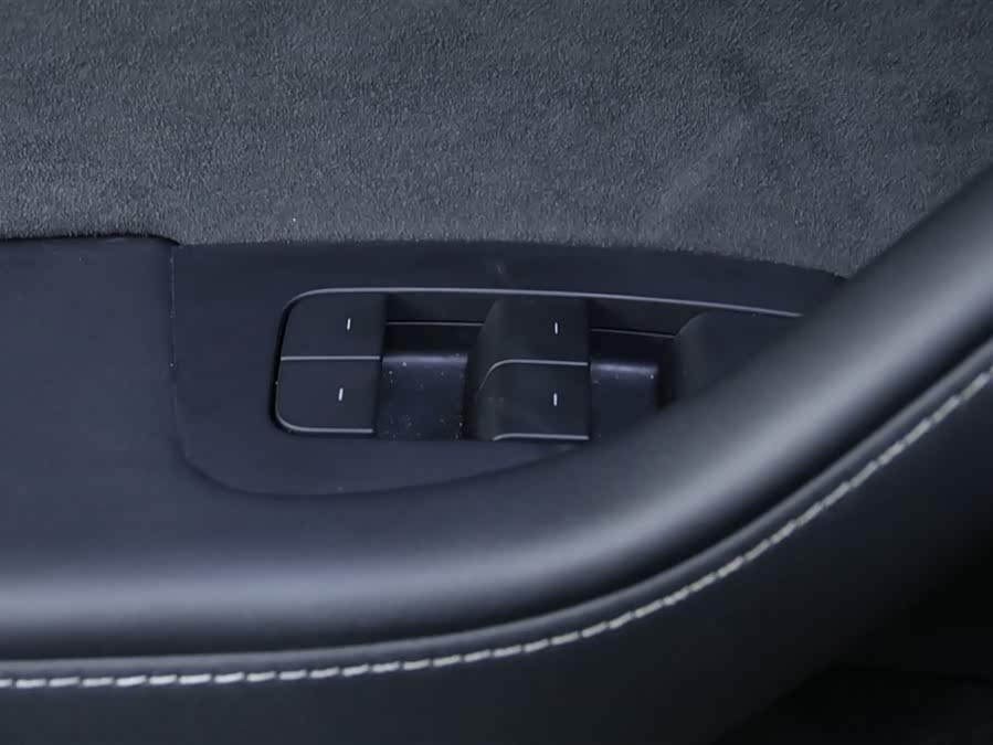 Tesla Model Y 2022 car image #12