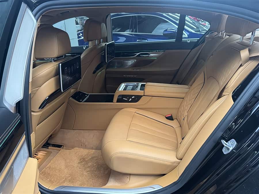 BMW 7 Series 2017 car image #12