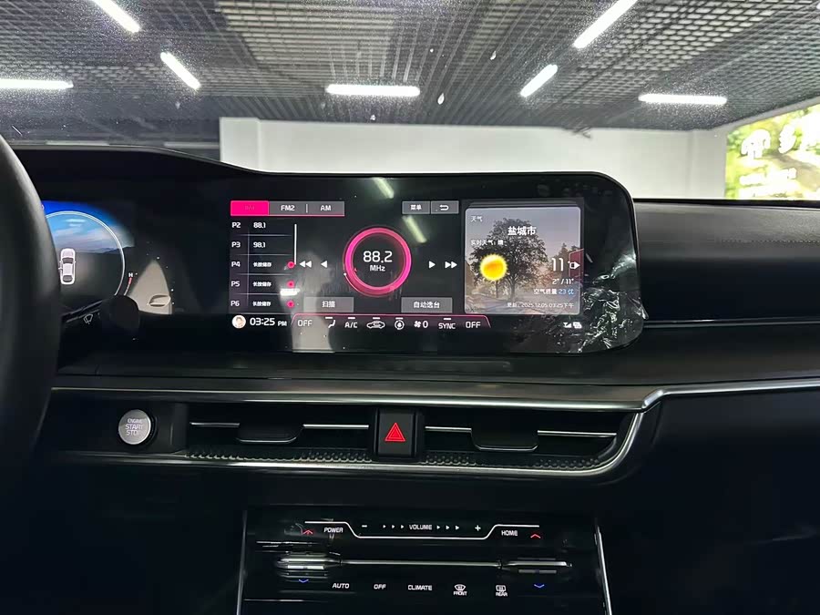 Kia K5 2023 car image #12