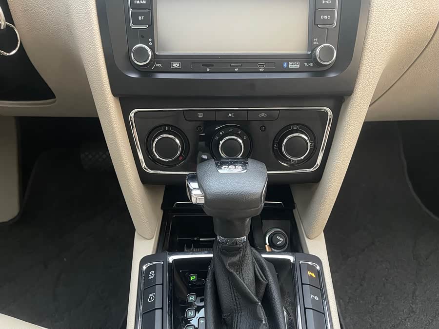 Skoda Superb 2012 immagine di auto #12