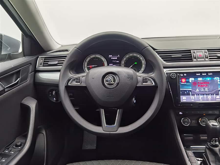 Skoda Superb 2017 car image #12