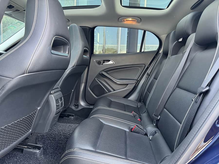 Mercedes-Benz GLA Class 2017 immagine di auto #12