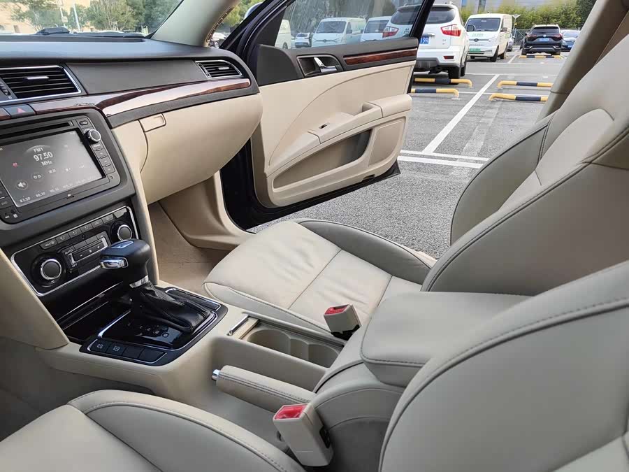 Skoda Superb 2013 car image #12