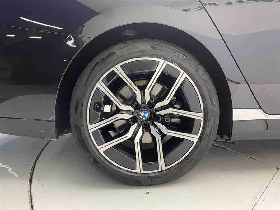BMW 7 Series 2024 car image #12