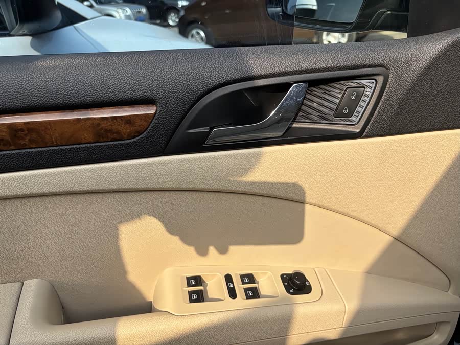 Skoda Superb 2013 car image #12