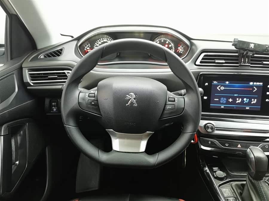 Peugeot 308 2018 car image #12