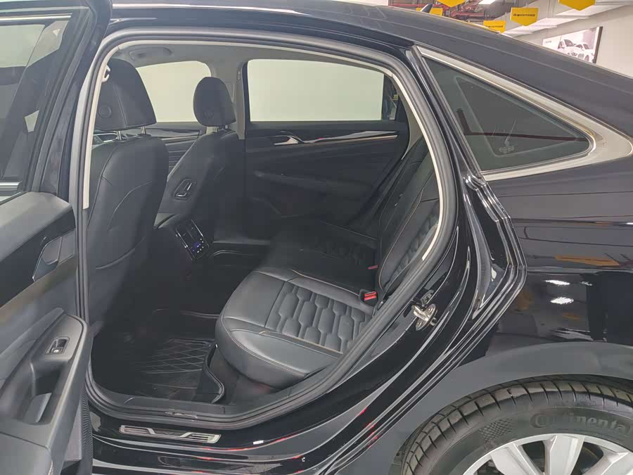 Volkswagen Passat 2019 car image #12