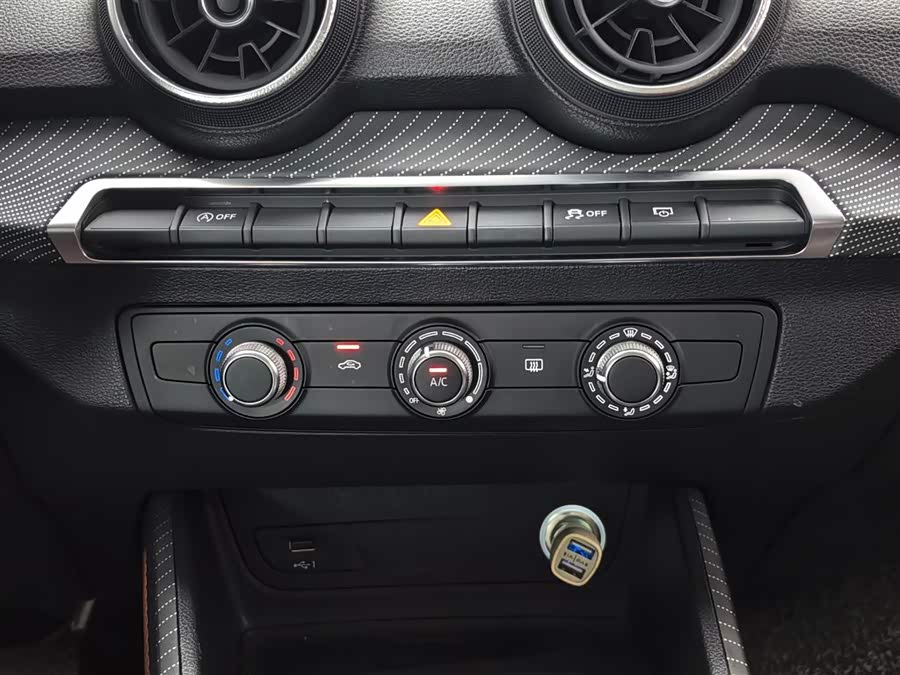 Audi Q2L 2018 car image #12