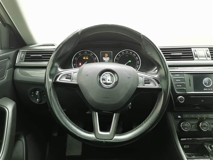 Skoda Superb 2016 car image #12