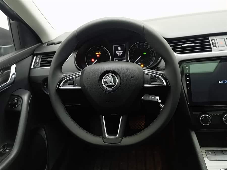 Skoda Octavia 2011 car image #12
