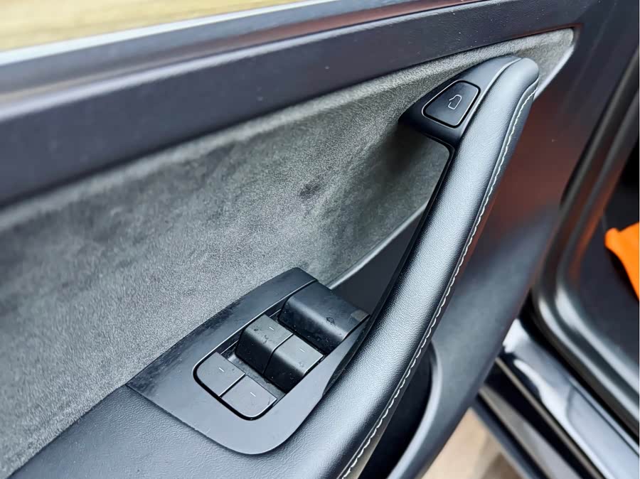 Tesla Model Y 2023 car image #12