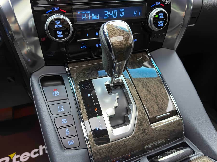Toyota Alphard 2023 car image #12