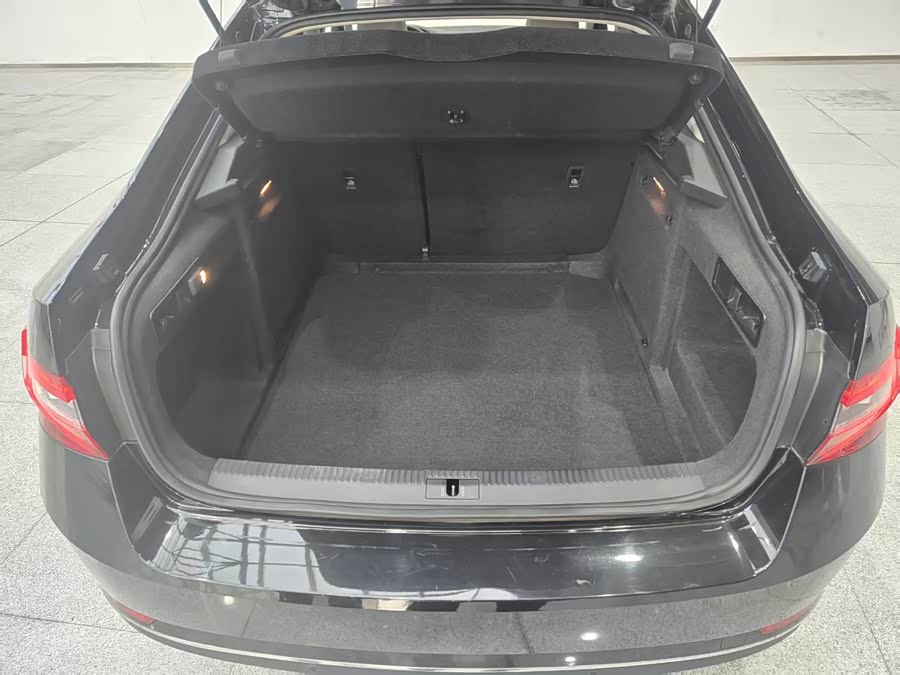 Skoda Superb 2016 car image #12