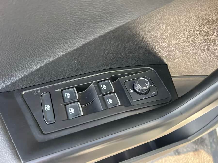 Volkswagen T-Roc 2023 car image #12