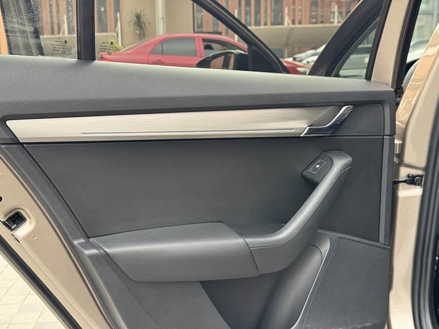 Skoda Octavia 2019 car image #12