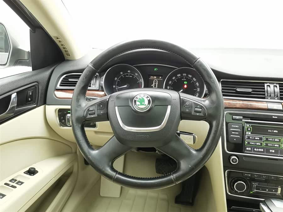 Skoda Superb 2011 imagem de carro #12