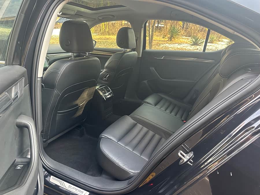 Skoda Superb 2016 car image #12