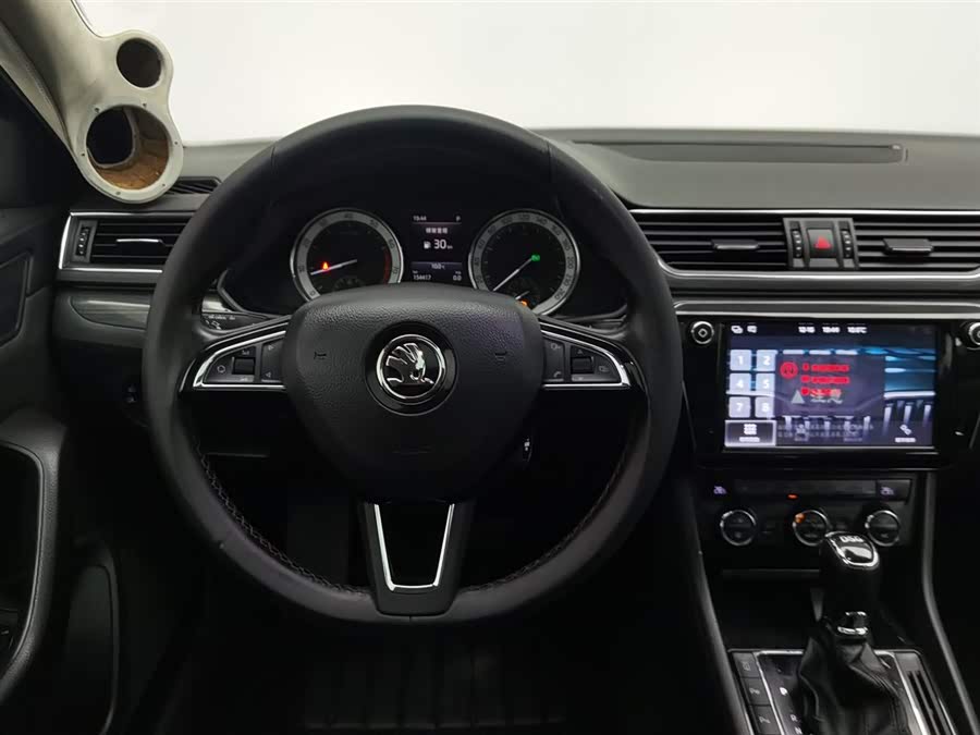 Skoda Superb 2018 car image #12