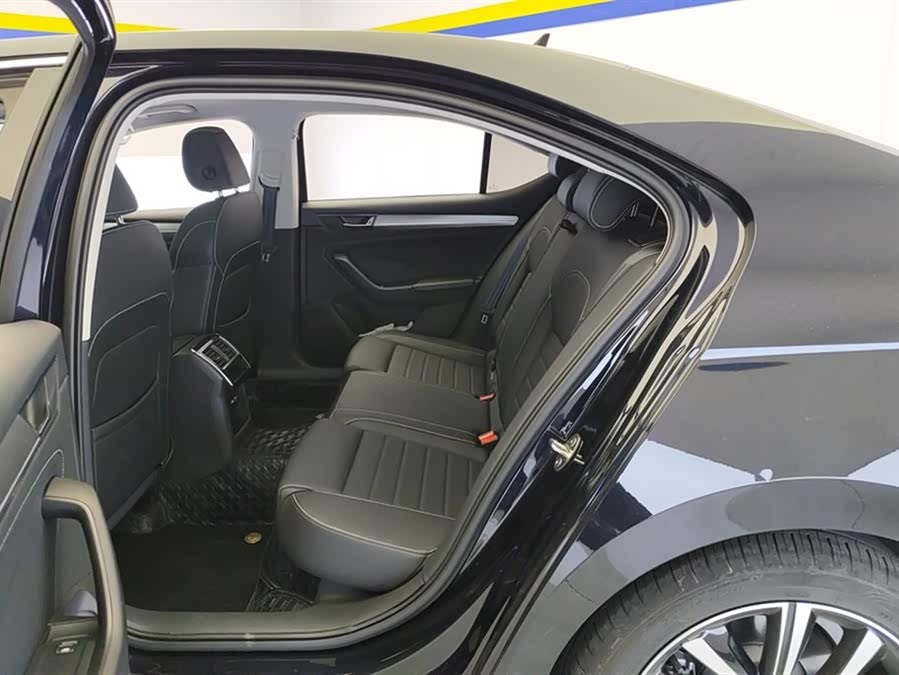 Skoda Superb 2024 car image #12