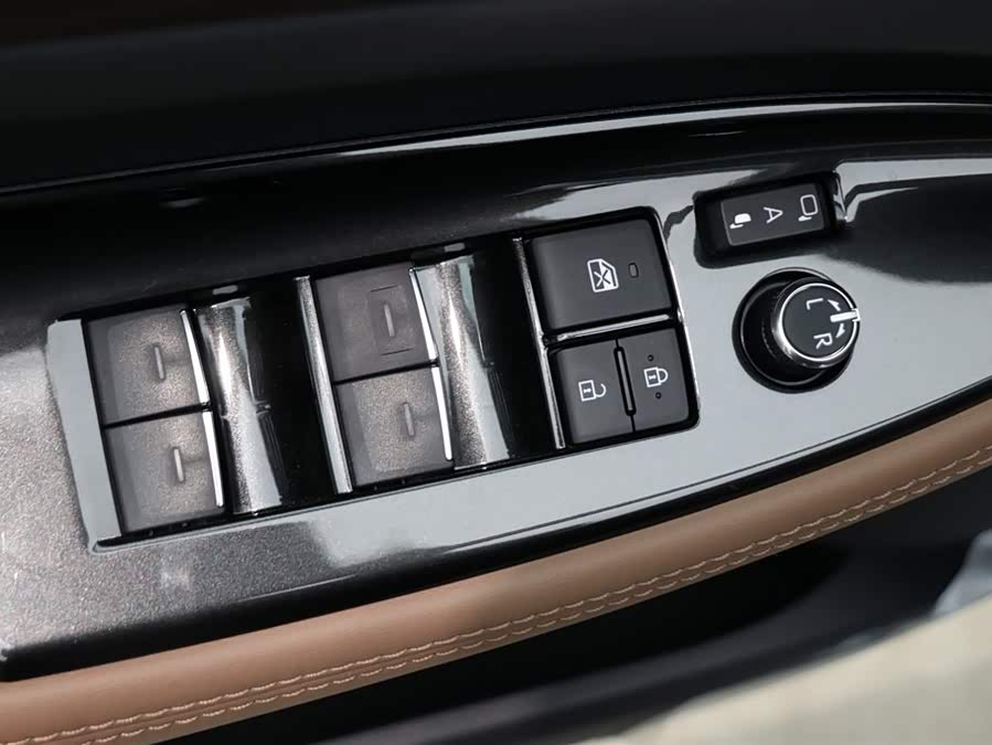 Toyota Crown 2025 صورة سيارة #12