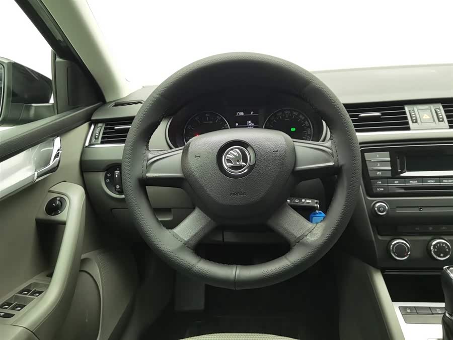 Skoda Octavia 2015 car image #12