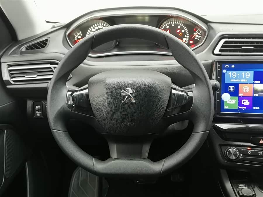 Peugeot 308 2017 car image #12