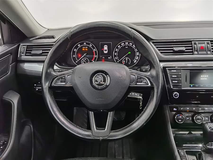 Skoda Superb 2016 car image #12