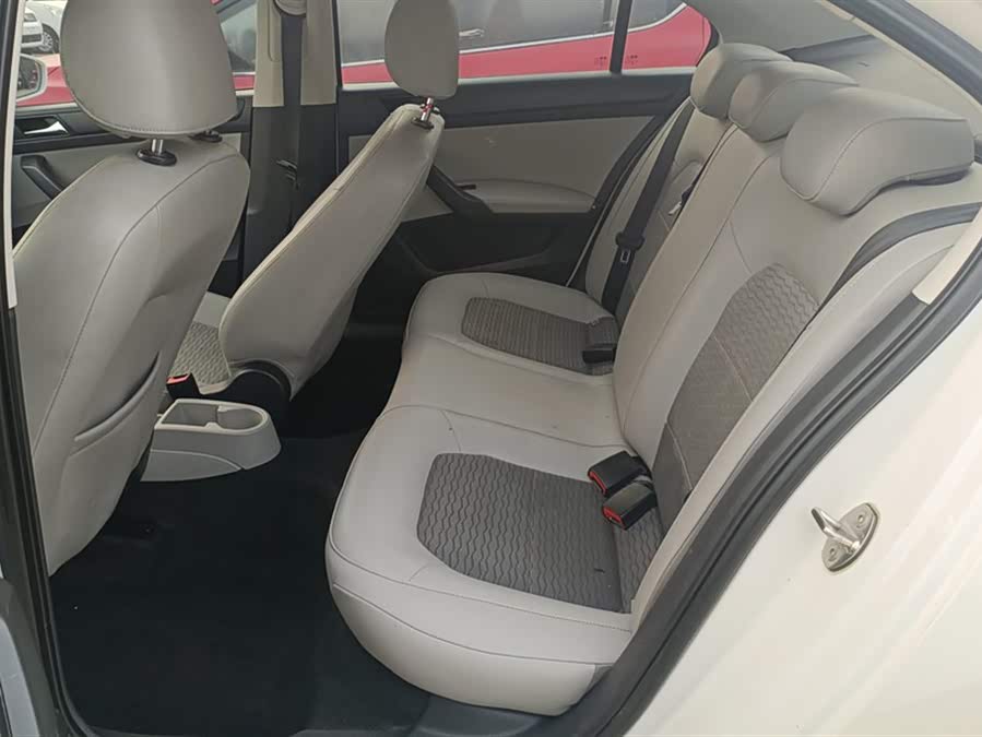 Skoda Rapid 2015 car image #12