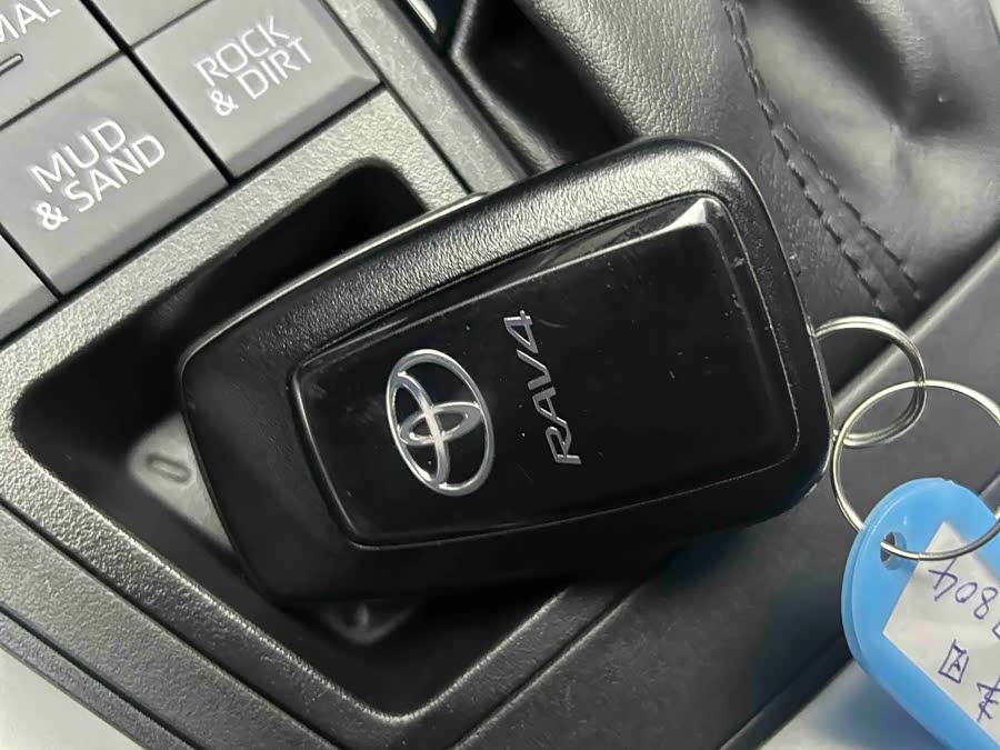 Toyota RAV4 2023 car image #12