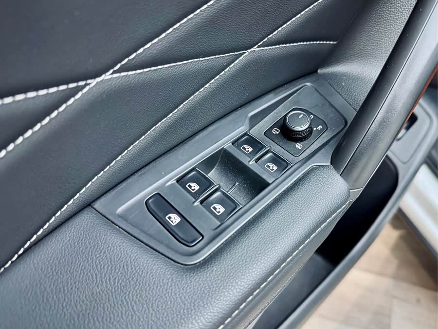 Volkswagen Tiguan L 2023 car image #12