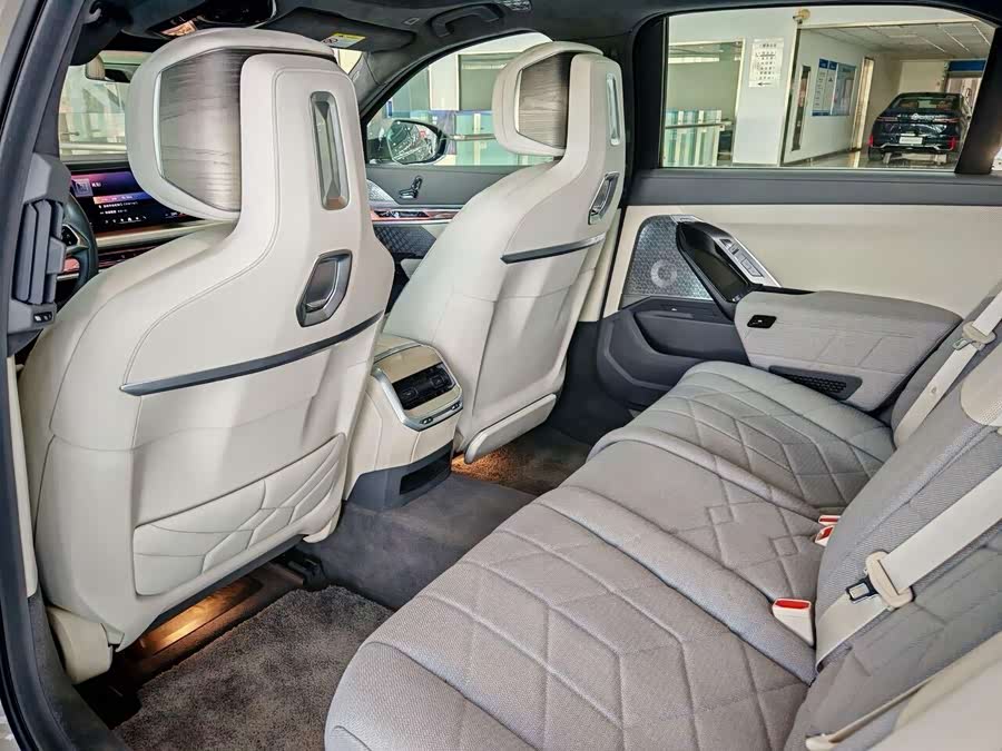 BMW i7 2022 car image #12