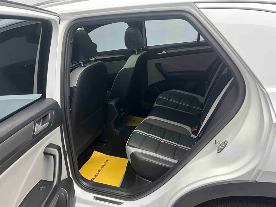 Volkswagen T-Roc 2023 #12 Volkswagen T-Roc 2023 car image #12