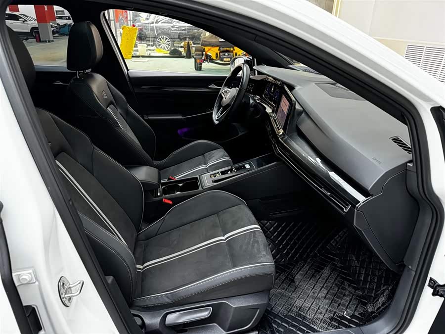 Volkswagen Golf 2023 car image #12