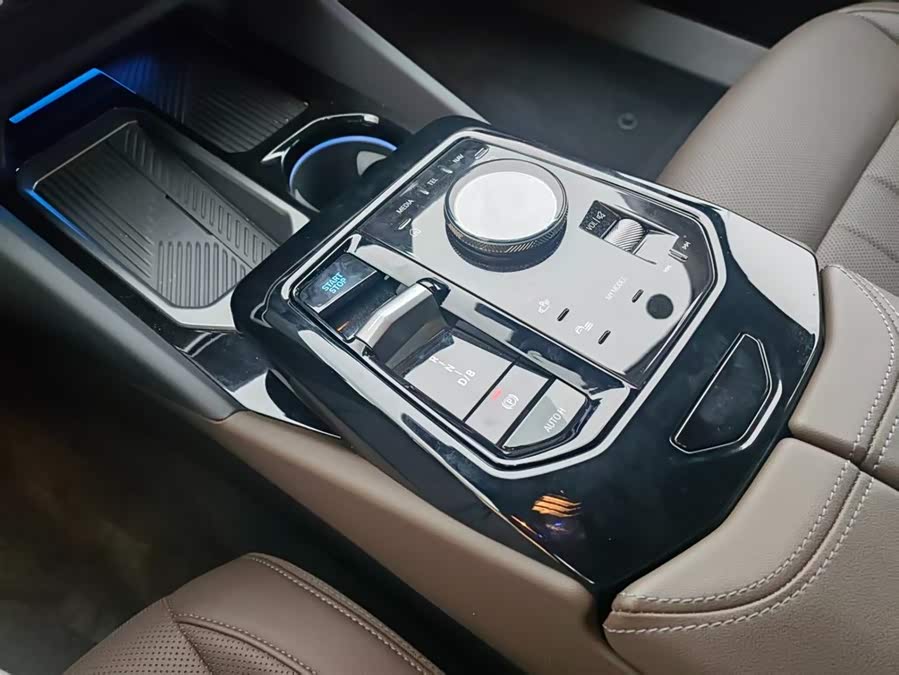 BMW i5 2024 car image #12