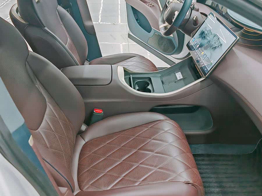 Avatr 11 2024 car image #12