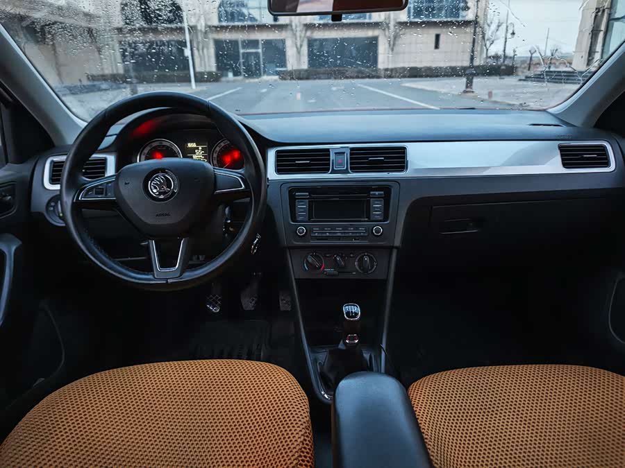 Skoda Rapid 2018 car image #12