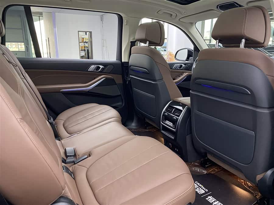 BMW X7 2021 car image #12