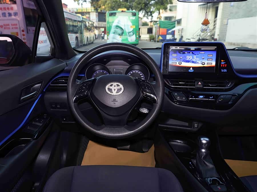 Toyota C-HR 2018 car image #12