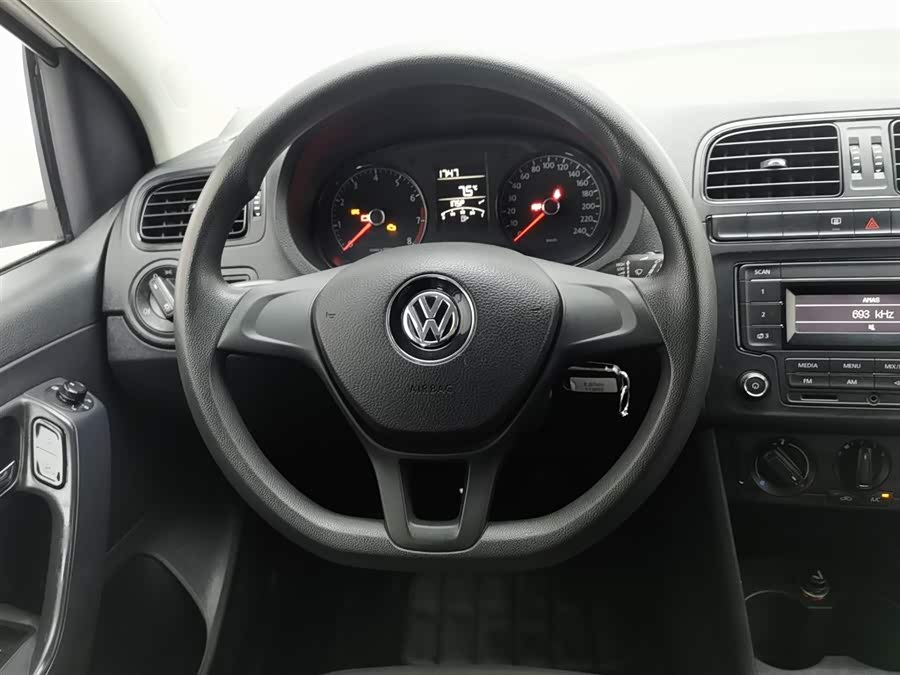 Volkswagen Polo 2014 car image #12