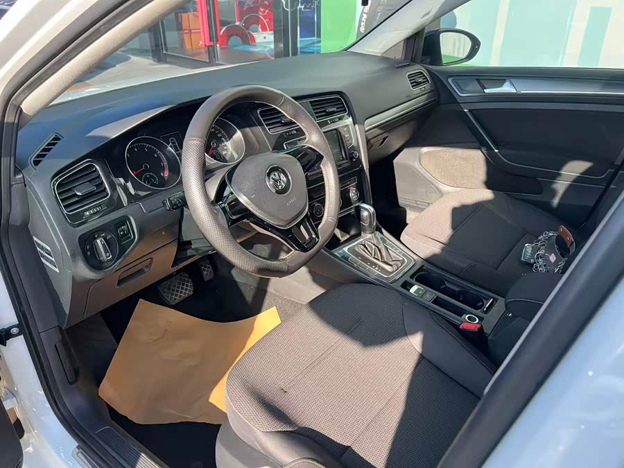 Volkswagen Golf 2017 car image #12