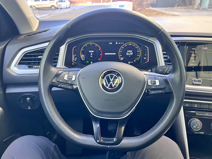 Volkswagen T-Roc 2022 car image #12