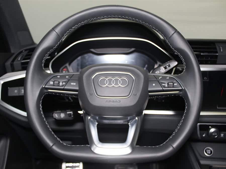 Audi Q3 2023 car image #12