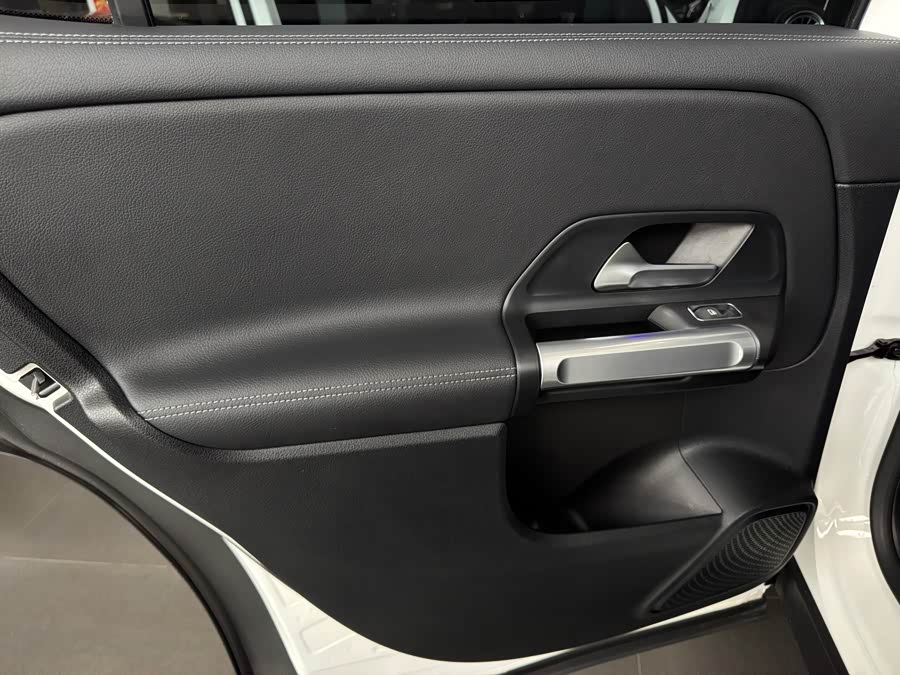 Mercedes-Benz GLB Class 2022 car image #12