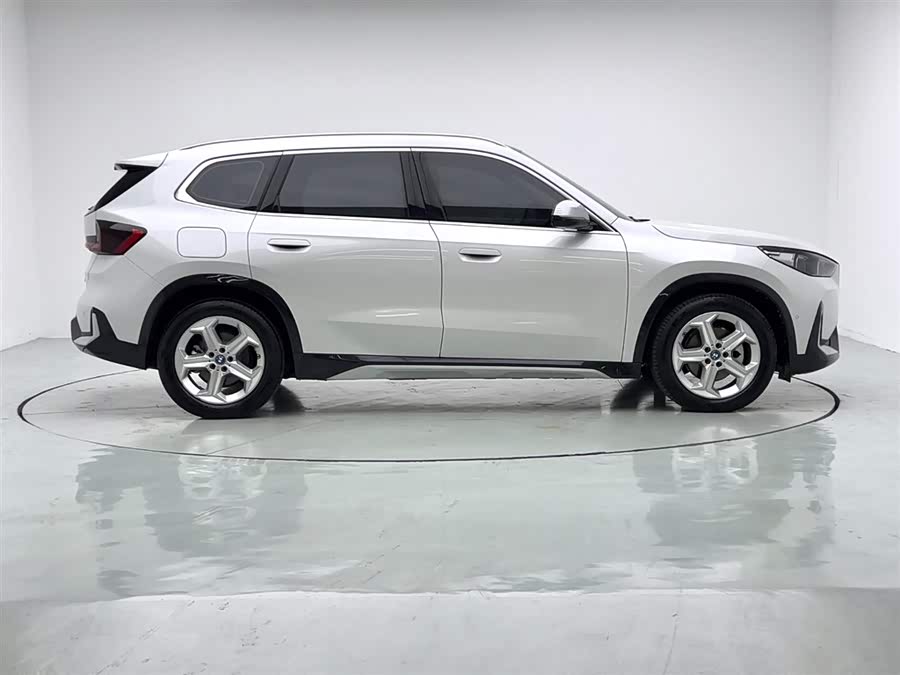 BMW iX1 2024 car image #12