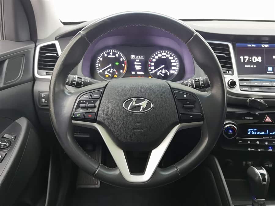 Hyundai Tucson 2016 car image #12