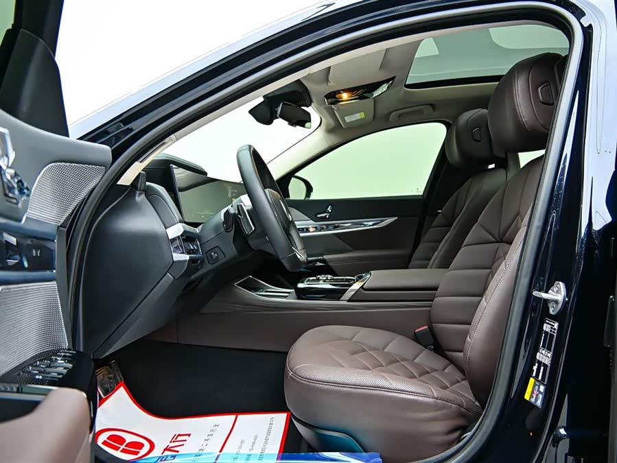 BMW i7 2024 car image #12