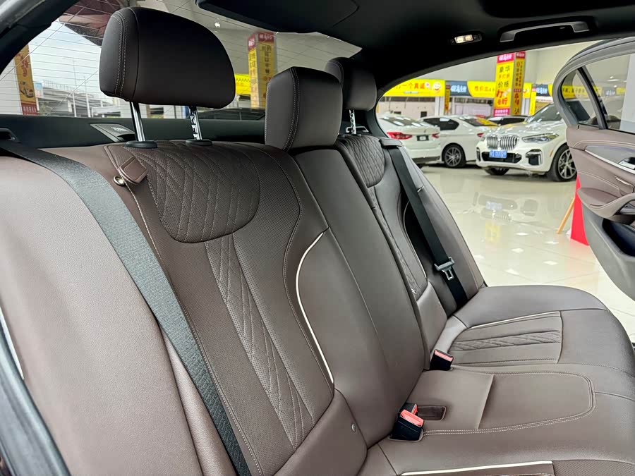 BMW 5 Series 2022 immagine di auto #12